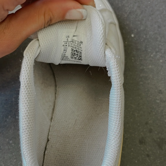 low top nikes yellow size 5 woman's - Picture 6 of 6